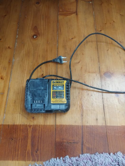 Продам зарядку деволт  DCB-1104