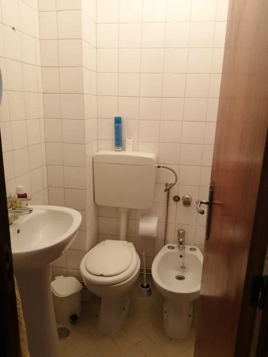 Quarto disponível para menina estudante, em apartamento T4, na urbanização Mantinhas (próximo da UTAD) Vila-Real.