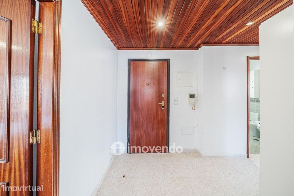 Apartamento T2, com lugar de estacionamento e arrecadação, na Ramada
