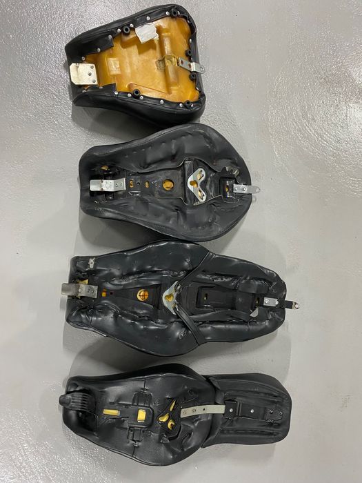 Harley Davidson Sportster 883, 1200 assentos bancos solo duplos