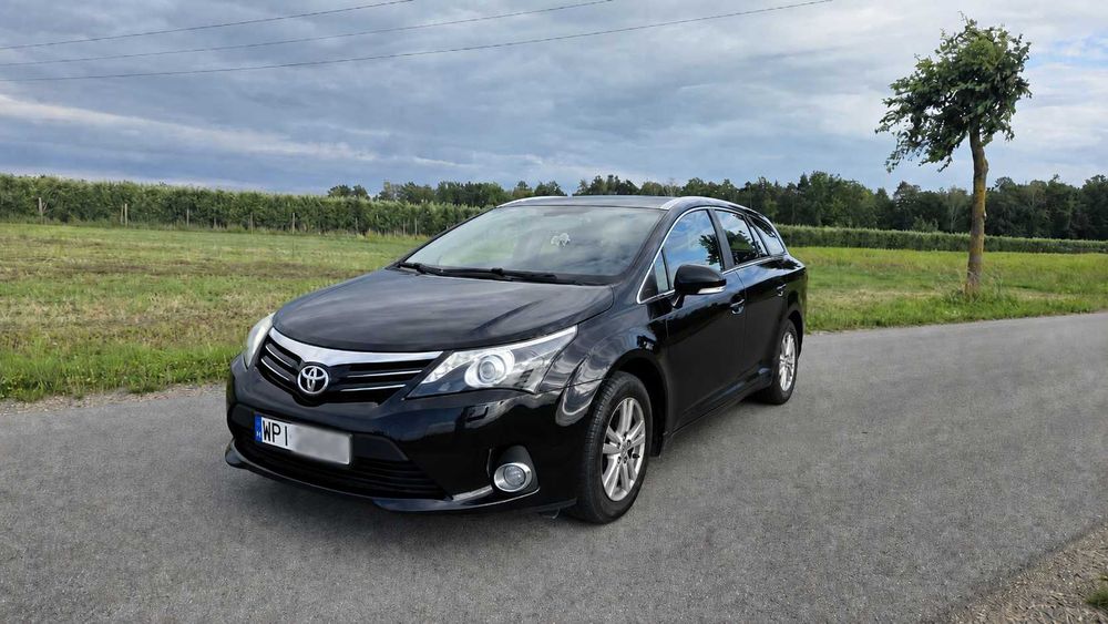 Toyota Avensis 2013 r. kombi 2.0 D-4D