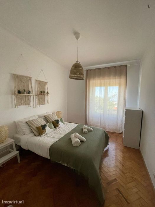 Quarto - localizado em Xabregas Lisbon