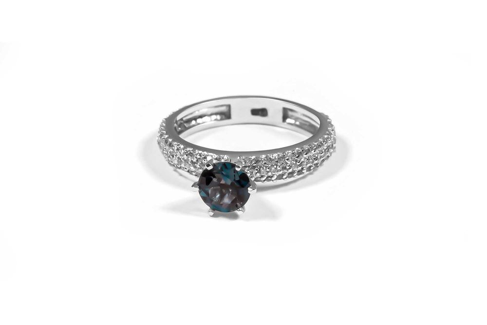 Кольцо из белого золота с топазом
