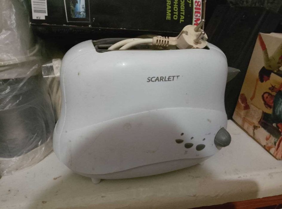 тостер, хрустяще поджаривает хлебушек