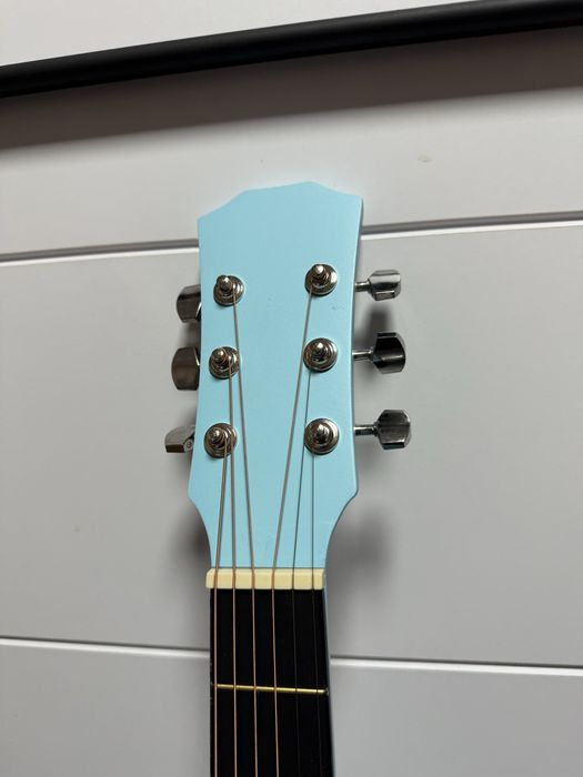 Новая акустическая гитара Sky Blue — стильная и удобная