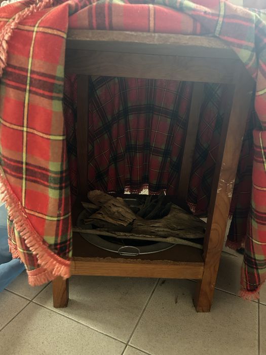 Sofa cama, mesa com braseiro, mesa apoio e duas cadeiras