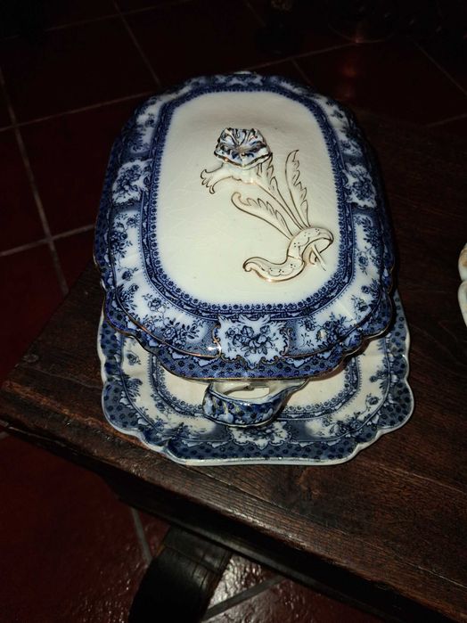 Terrina beira rico azul e travessa