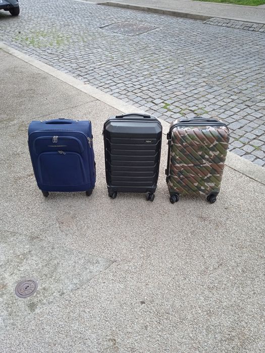 Malas  de viagem como novas com 55 40 20 cm  impecáveis 15€ cada uma