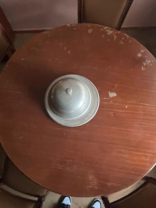 Mesa redonda em madeira maciça + cadeiras – estilo clássico