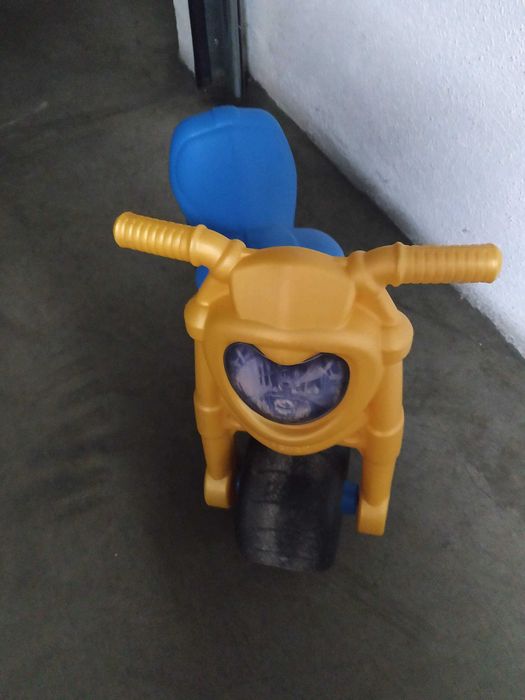 Triciclo azul e amarelo