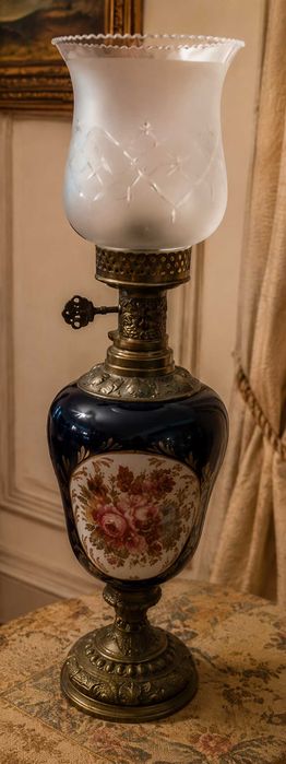 Candeeiro Antigo Decorativo em Porcelana Azul e Metal Trabalhado - anos 50