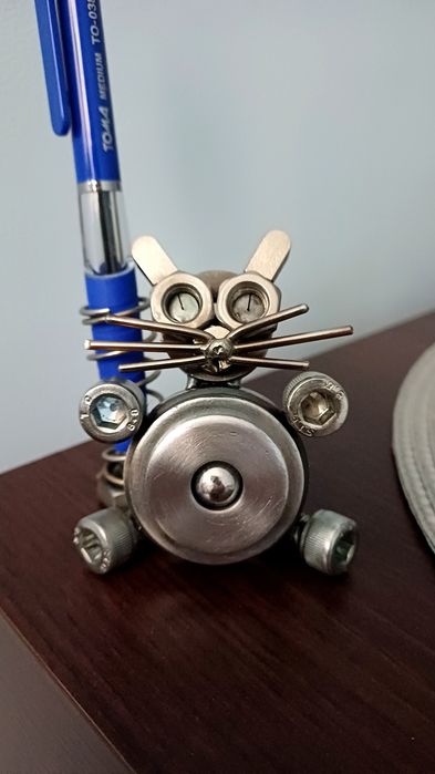 Kot Kotek na długopis biurko organizer metalowa figurka