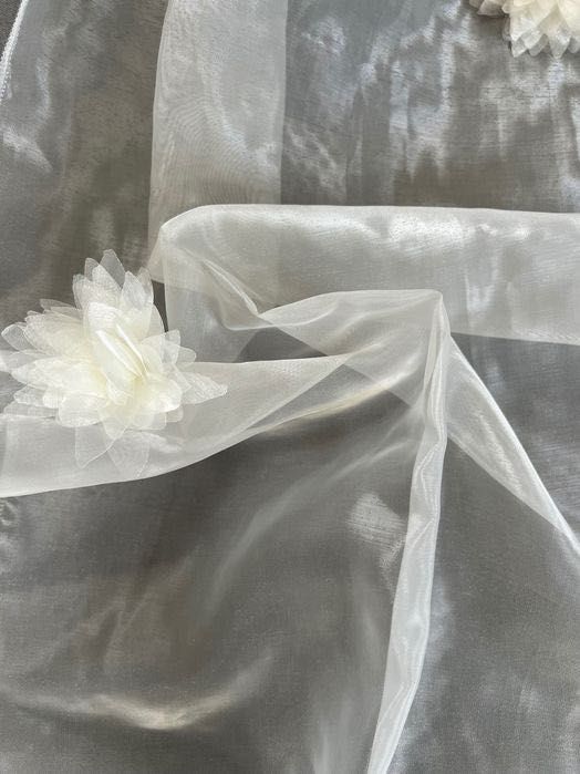 Firana/tkanina organza ecru z kwiatami naszywanymi