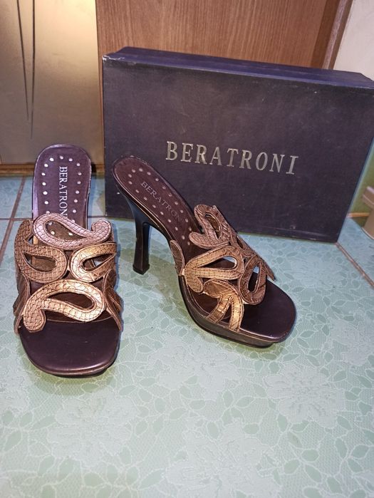Нові шкіряні босоніжки Beratroni,35-36 розмір