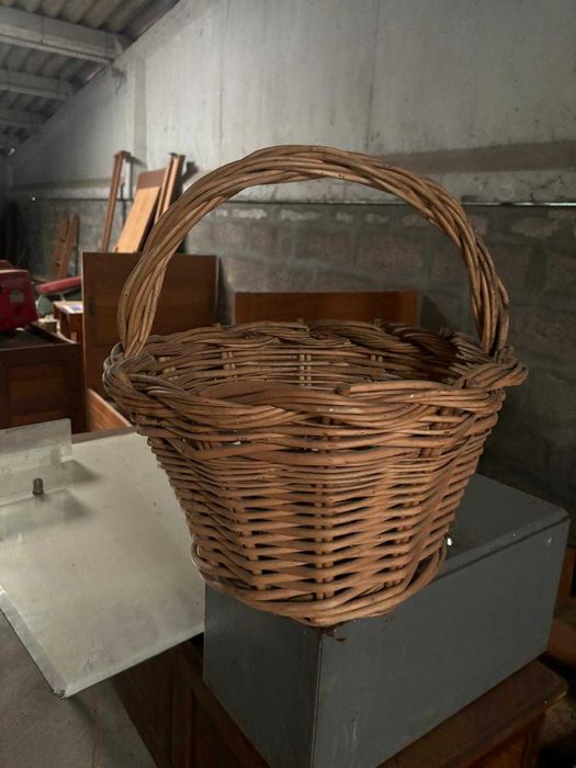 Cestas e uma peneira