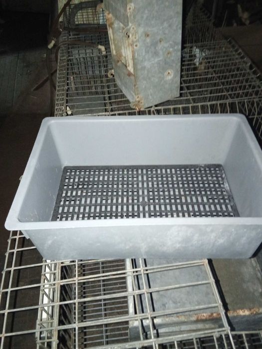 Dois ninhos ou parideiras para coelhas