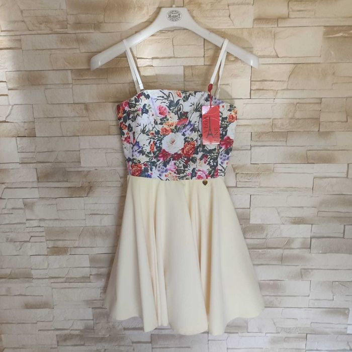 Sukienka kremowa,  z górą w kwiaty