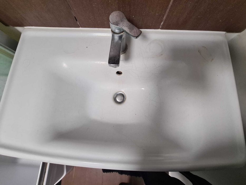 Szafka z umywalką i baterią 70 cmx43 cm