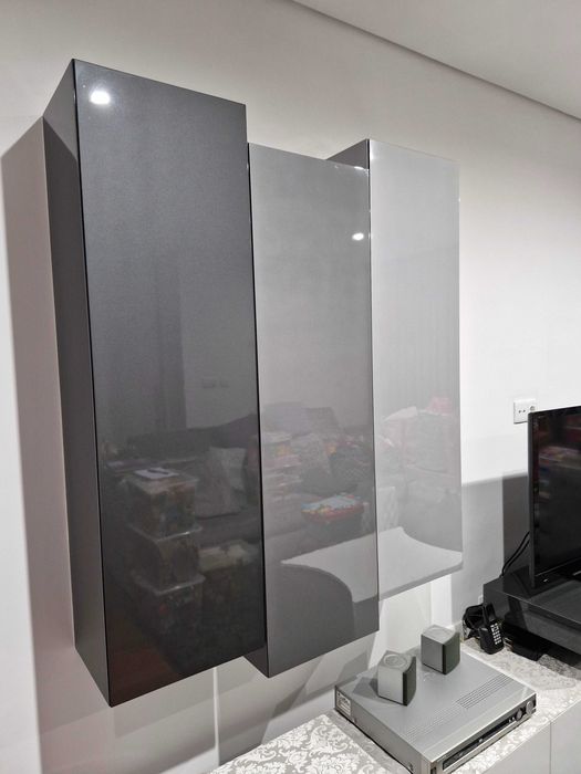 Mini bares suspensos com arrumação