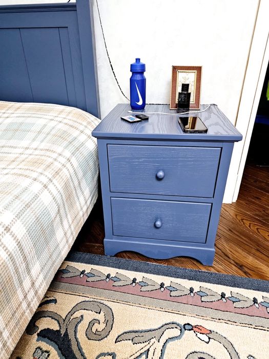 Одно спальне ліжко в дуже хорошому стані