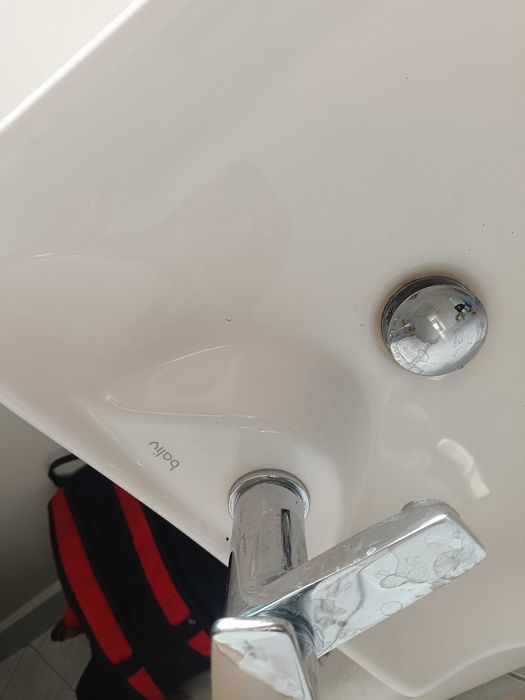 Umywalka z baterią i szafka