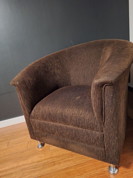 Brązowy fotel klubowy