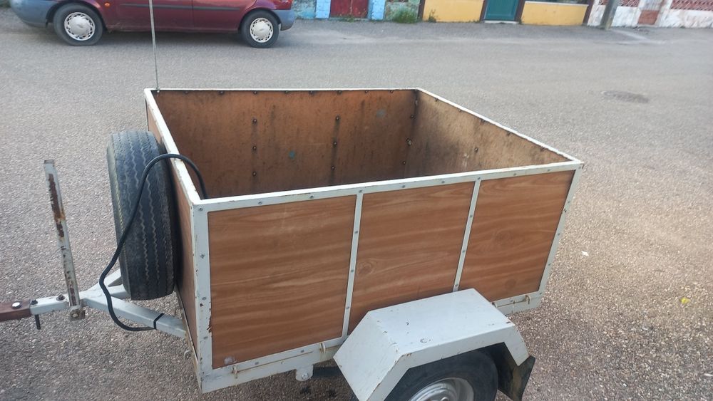 Vendo atrelado reboque pequeno está todo arranjado tem jantes