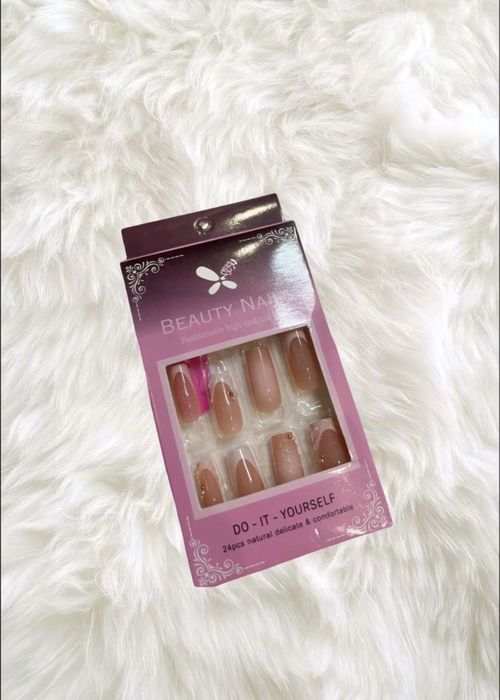 Накладні нігті квадратної форми