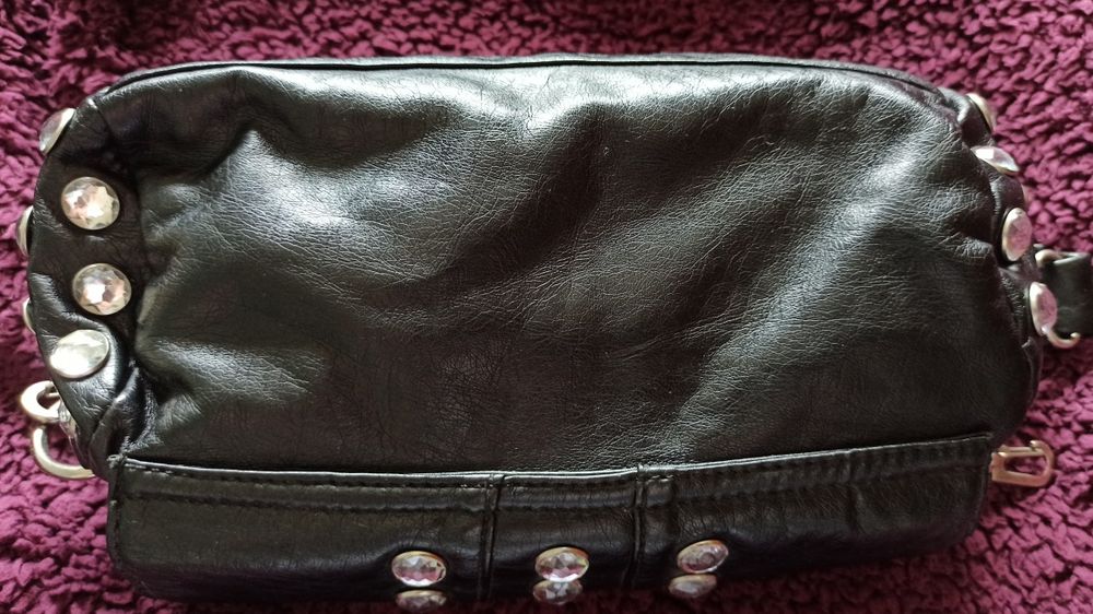 Mala/Pochete preto com tachas,PELE PURA marca SKARPPA