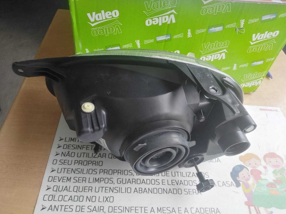 Farol Direito Opel Corsa de 1993 a 2000 Novo