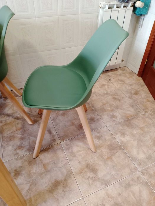 Mesa em madeira com 4 cadeiras em madeira.