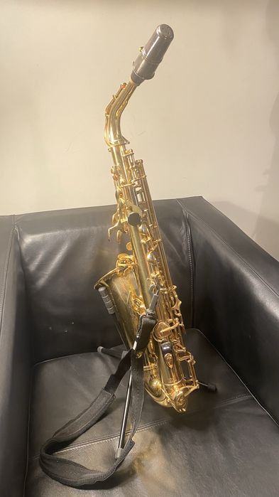 Saxofone alto Yamaha YAS-275  + boquilha, correia, tripé, estojo