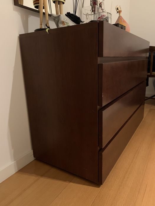 2 mesas de cabeceira e cómoda