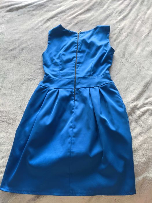 Niebieska sukienka z kieszeniami