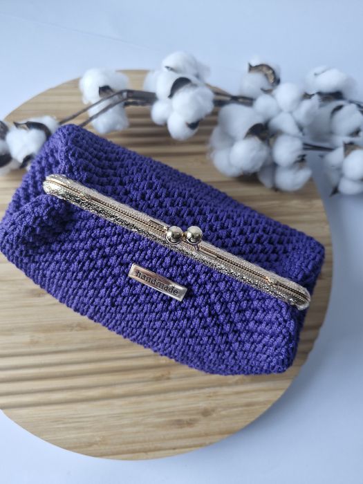 Torebka w stylu retro zapinana na bigle