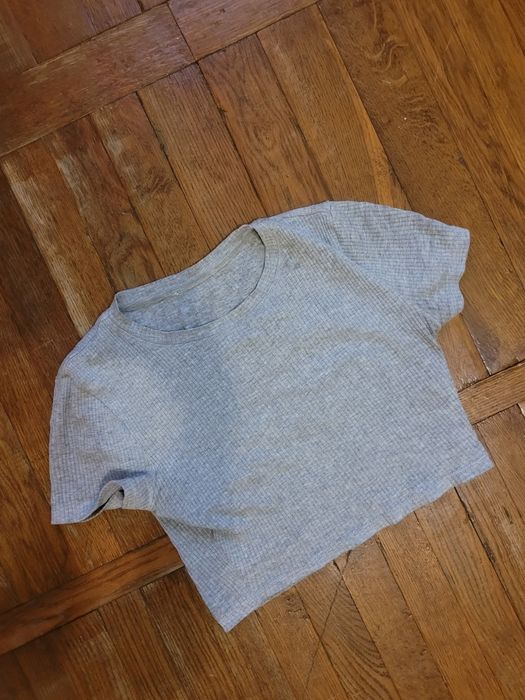 Топ серого цвета