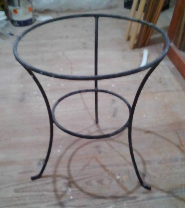 Mesa branca Varias peças em ferro fundido: mesa em meia lua, espelho