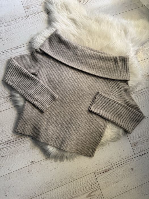 Sweter z odkrytymi ramionami