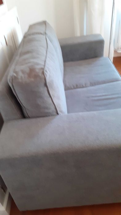 Sofá cinzento de dois lugares