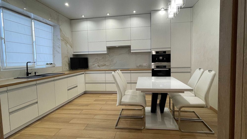 Продається двохповерховий будинок у закритому котеджному містечку.