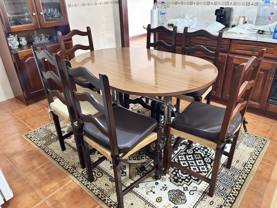 Conjunto mesa e cadeiras
