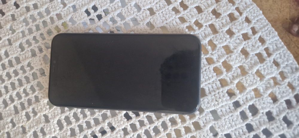 Iphone 11 em quase bom estado