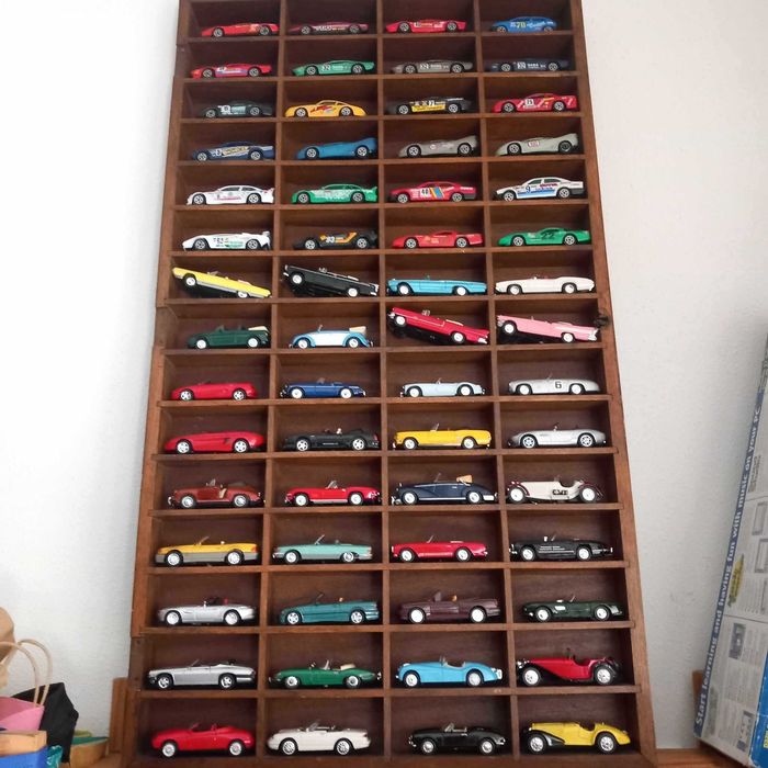 Expositor de madeira envernizada para miniaturas