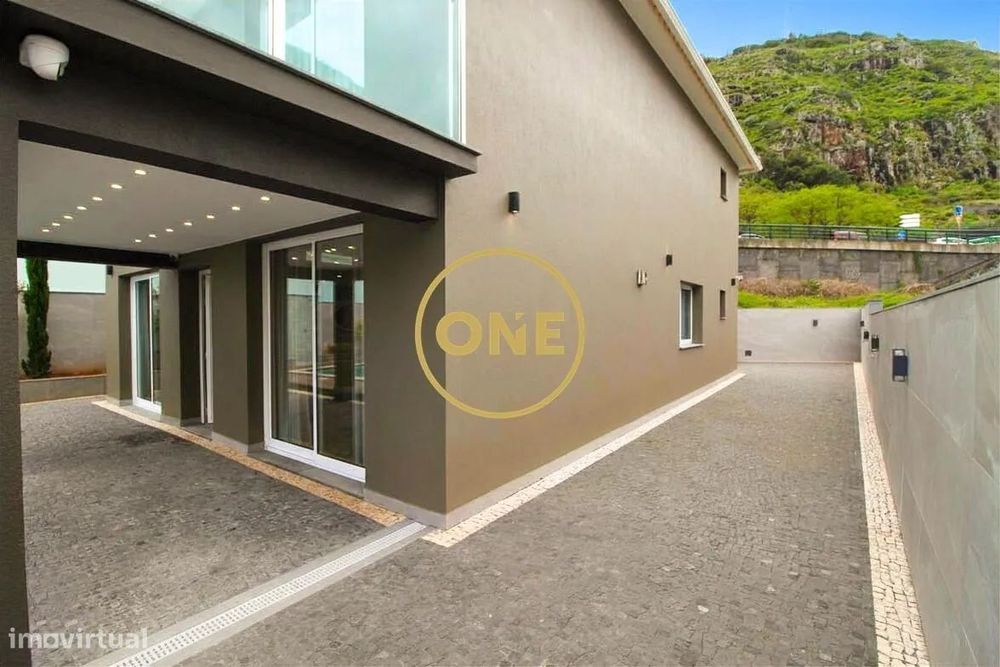 Moradia T4 perto centro de Machico, com piscina e licença AL