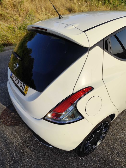 Lancia ypsilon 1.3 MultiJet Momo design