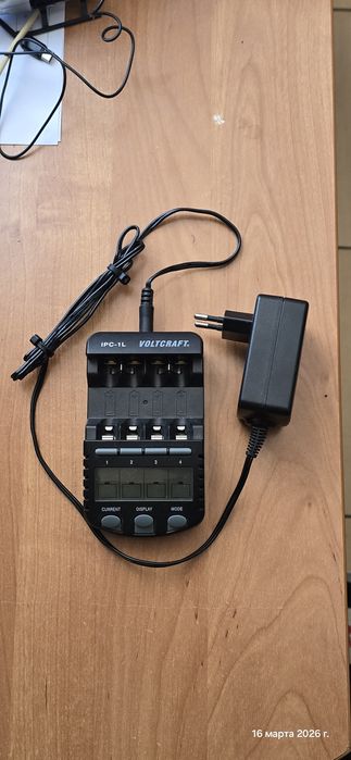 Зарядний пристрій для аккумуляторів типу АА та ААА