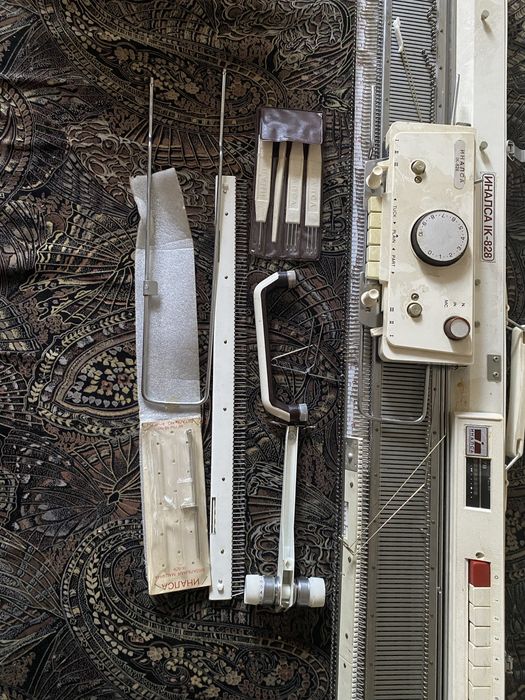 В'язальна машина, машина для в'язання.