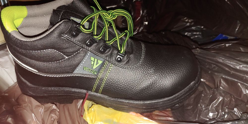 Sprzedam buty zimowe  45+gratis