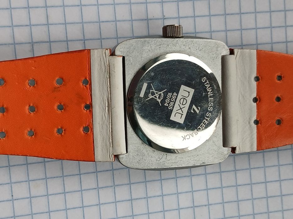 Електронные часы Next