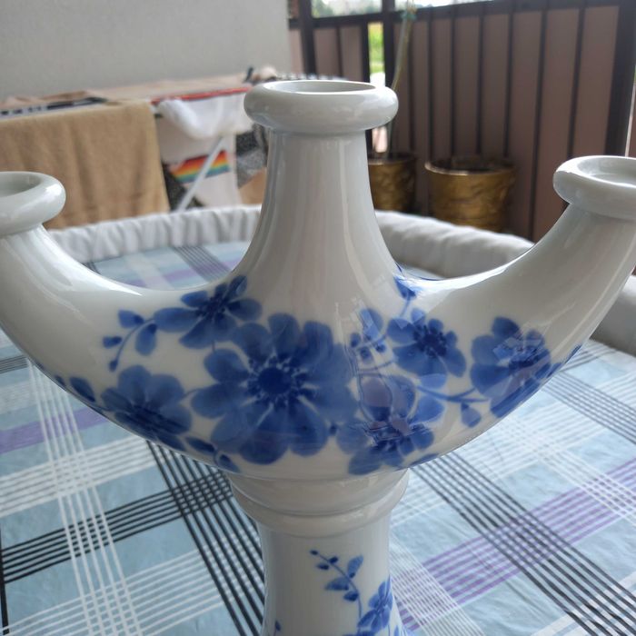 Porcelanowy świecznik zdobiony kobaltem.